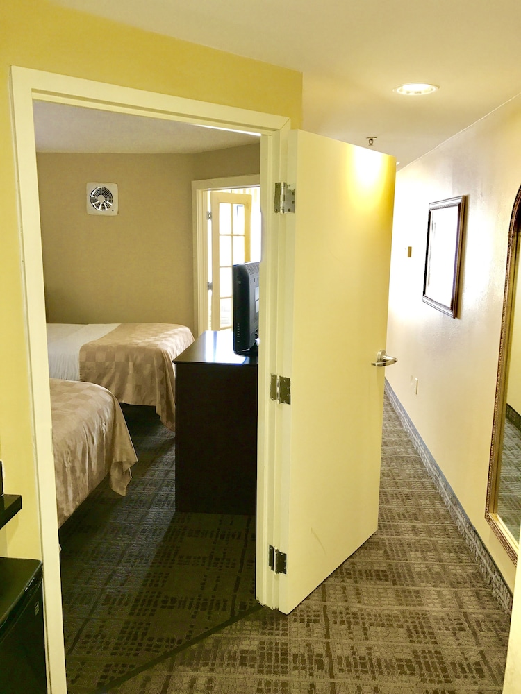 Suite, Multiple Beds, Non Smoking photo 2