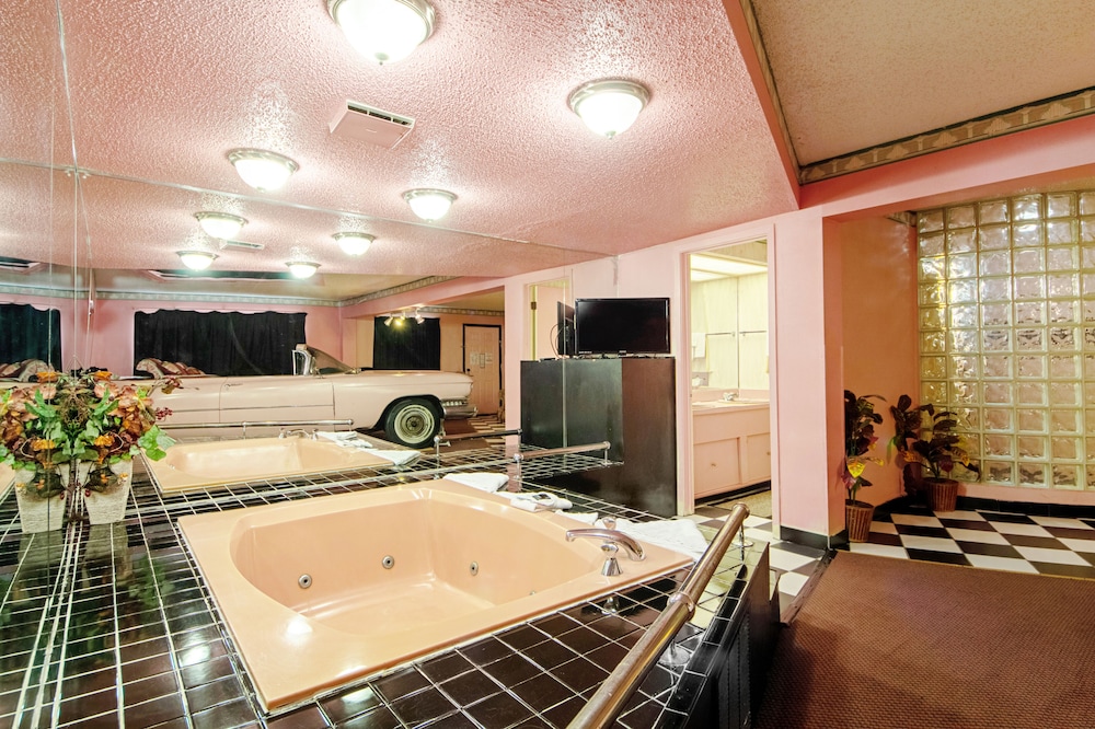 Romantic Suite, 1 King Bed, Non Smoking, Hot Tub photo 2