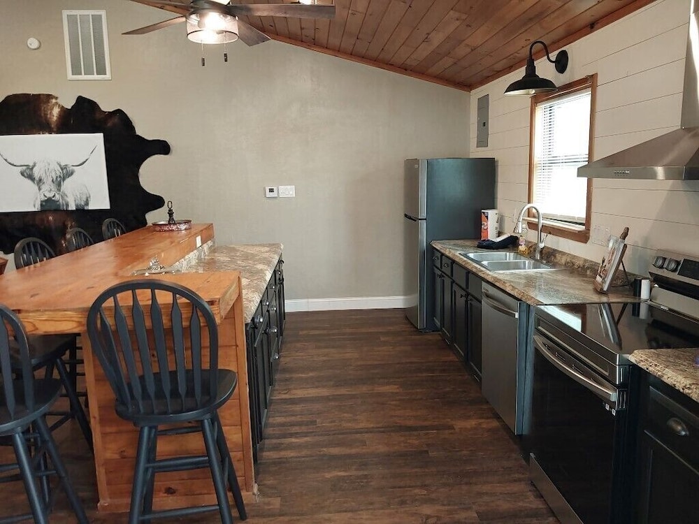 Lodge, Near Lake Texoma, Two Bedroom, Full Kitchen, Near Lake Access, Not Lake View - No Pets photo 3