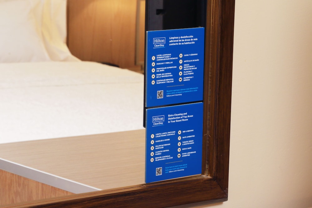 King Room with King Bed - Non-Smoking thumbnail 5