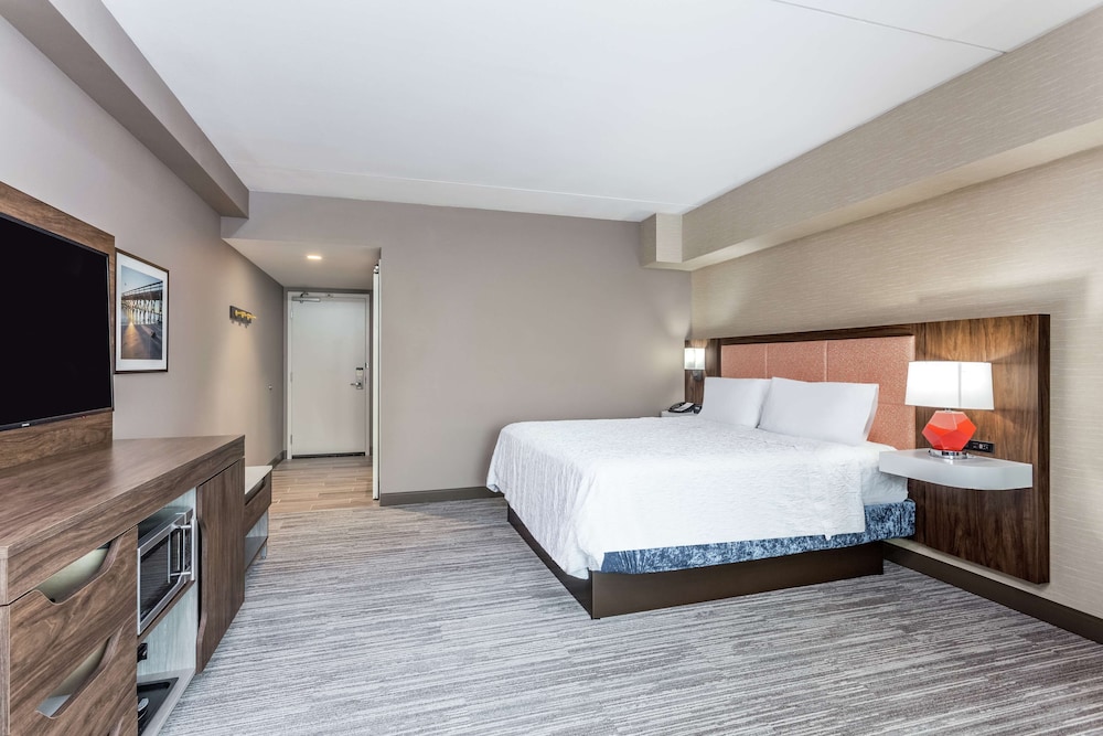 Room, 1 King Bed, Accessible, Bathtub (Mobilty & Hearing) - Photo 3