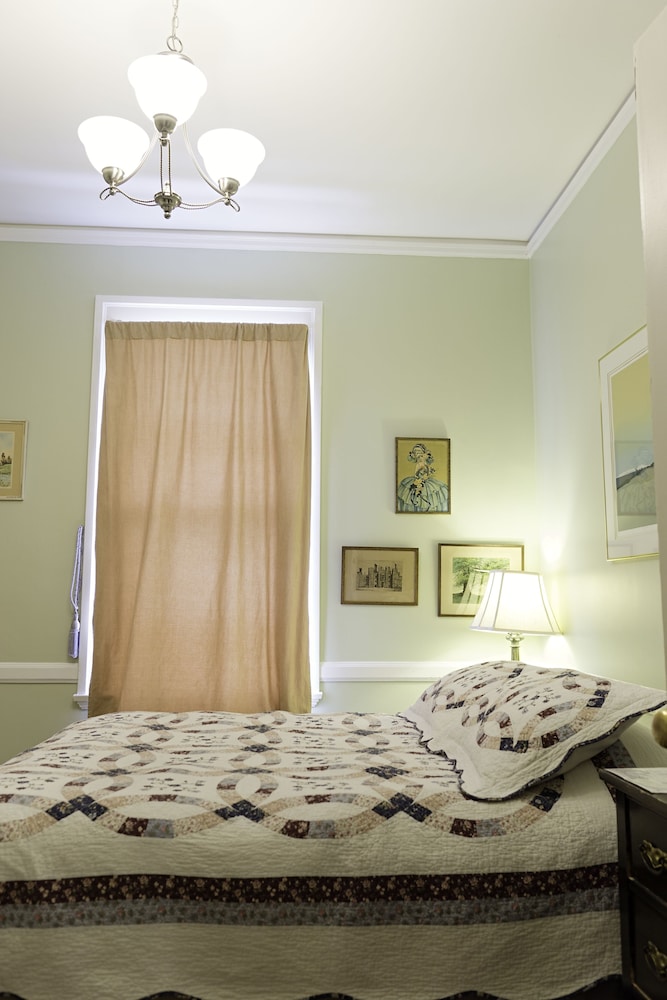 Standard Room, 1 Queen Bed, Refrigerator, Partial Ocean View photo 3