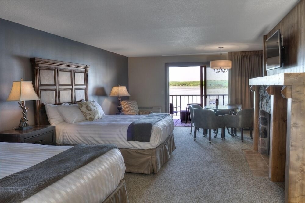 Wilson Bay Sunset Villa 2 Queen beds w/ fireplace and deck or balcony overlooking Wilson Bay