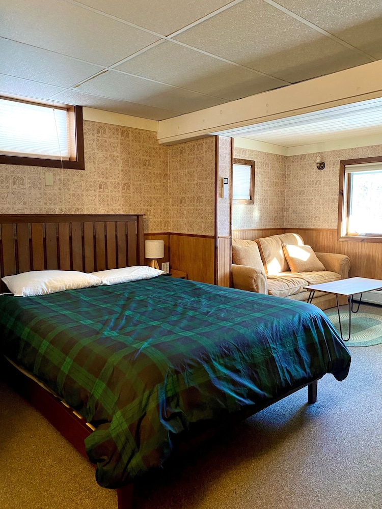 Room, 1 Queen Bed - Maximum 2 adults per room photo 2