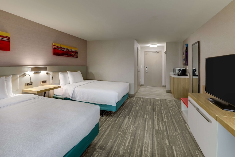 Suite, 2 Queen Beds, Accessible (Roll-in Shower) - Photo 4
