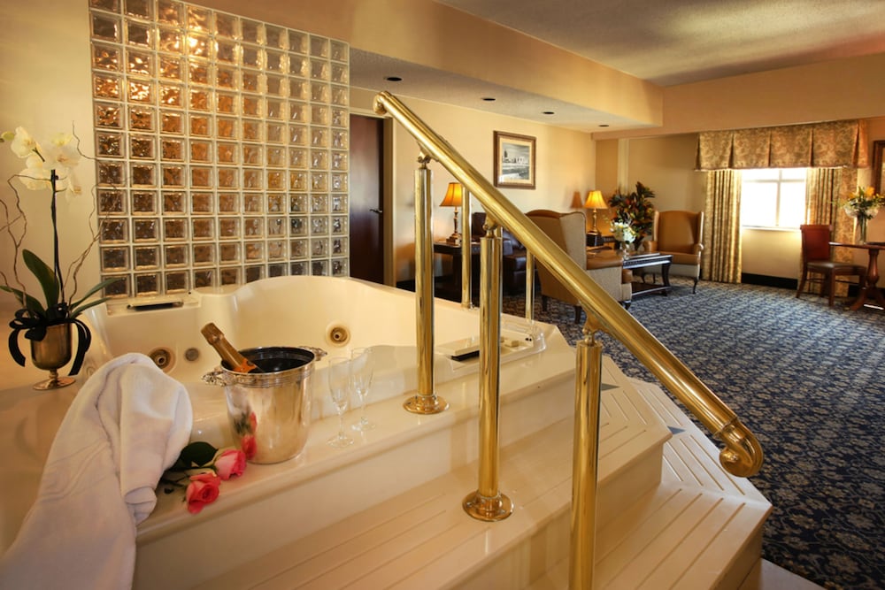Boardwalk Empire Whirlpool Suite - Photo 5