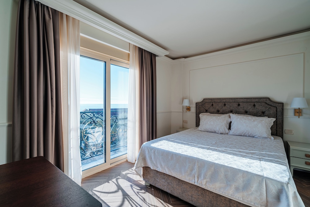 Deluxe Room, 1 Queen Bed, Sea View, Sea Facing