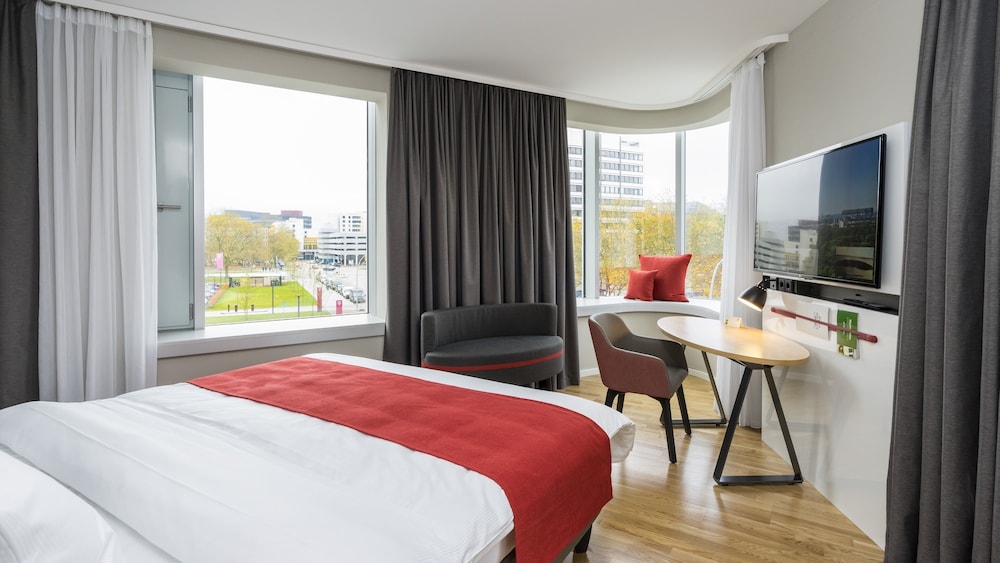 Premium Room, 1 King Bed, Corner (Stocked Minibar)