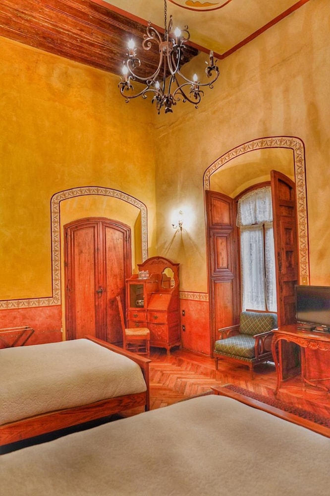Royal Studio Suite, 2 Queen Beds - Photo 4