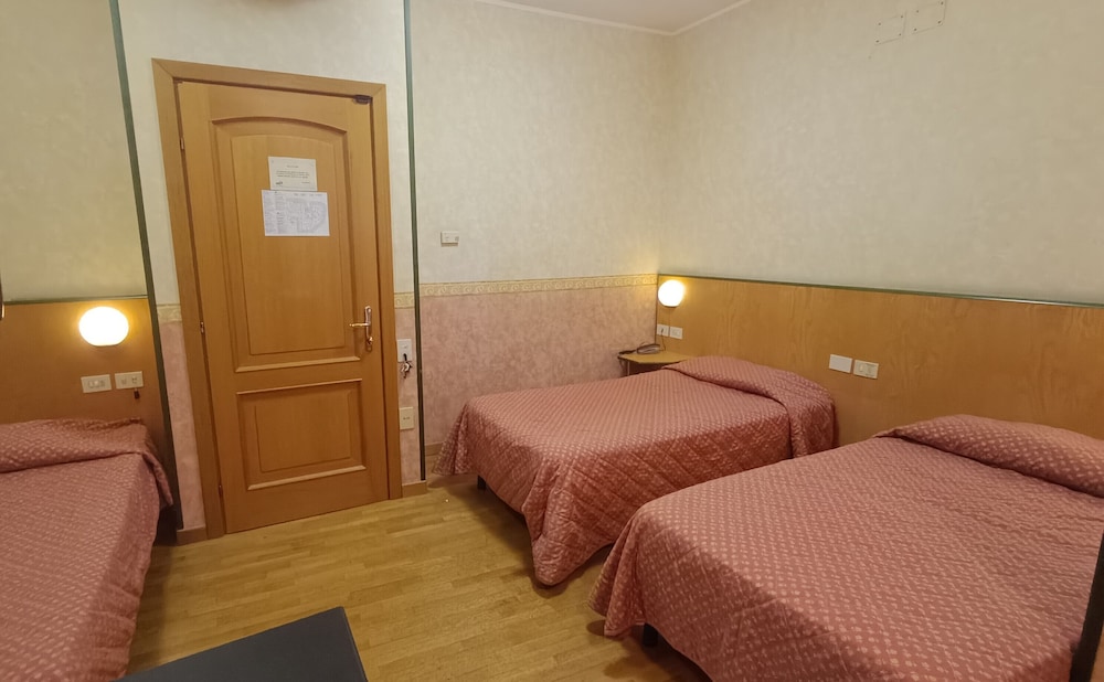 Economy Triple Room photo 1