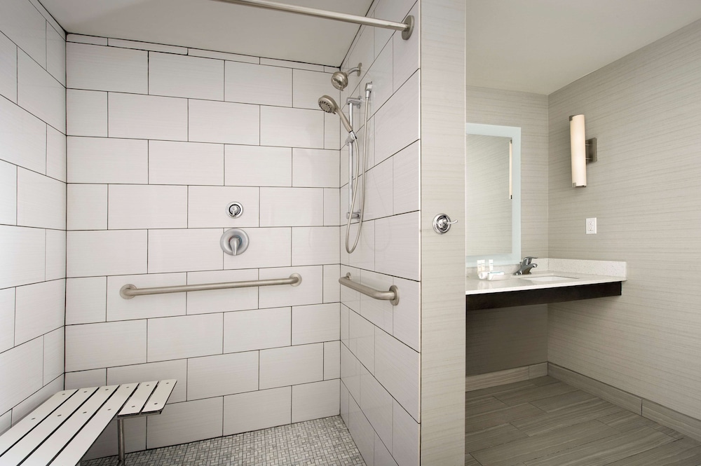 Studio Suite, 1 King Bed (Roll-in Shower)