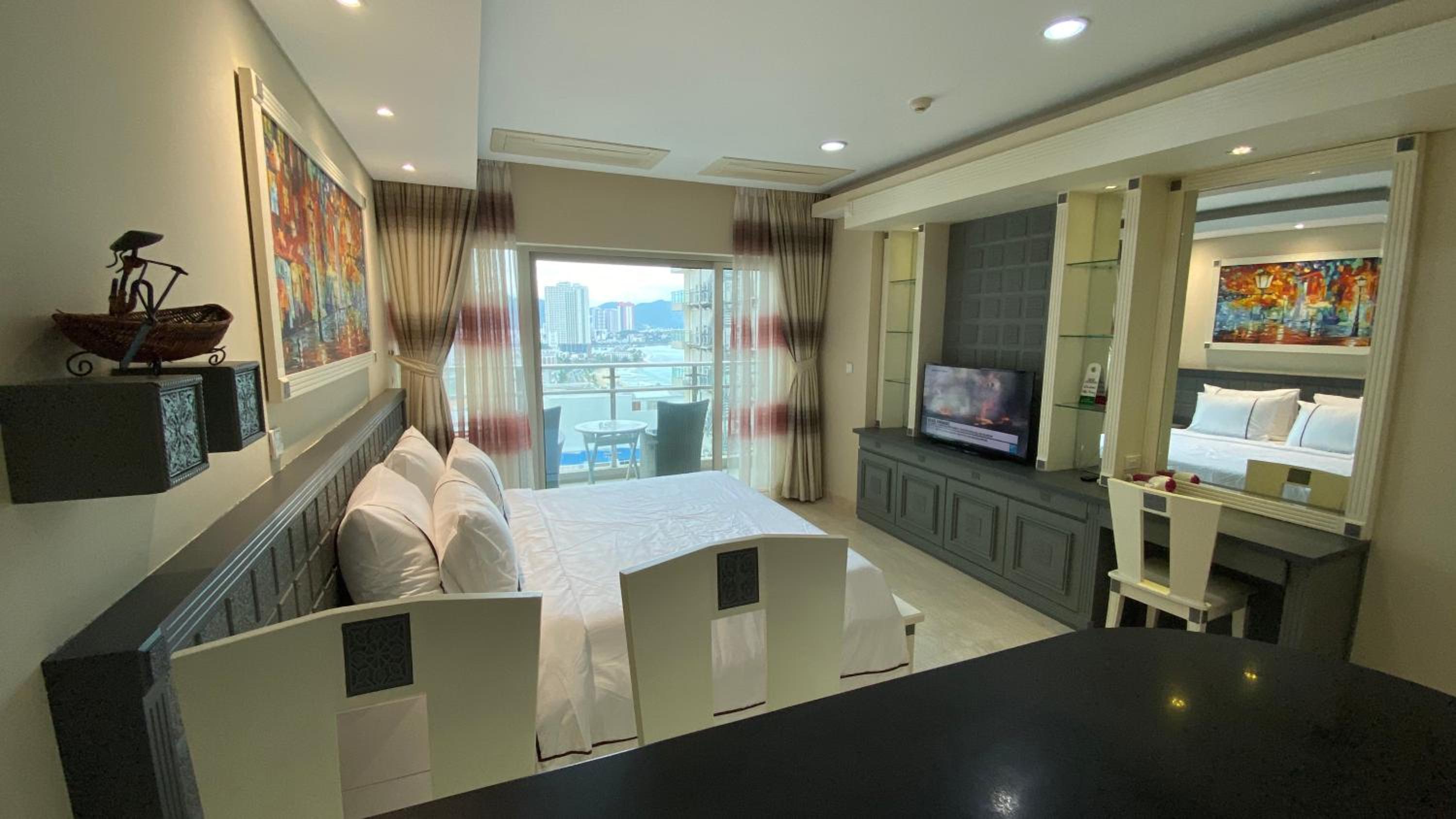 Studio with Balcony - Photo 3