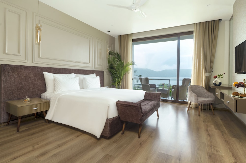Lakefront Rooms with Private Garden - Photo 8
