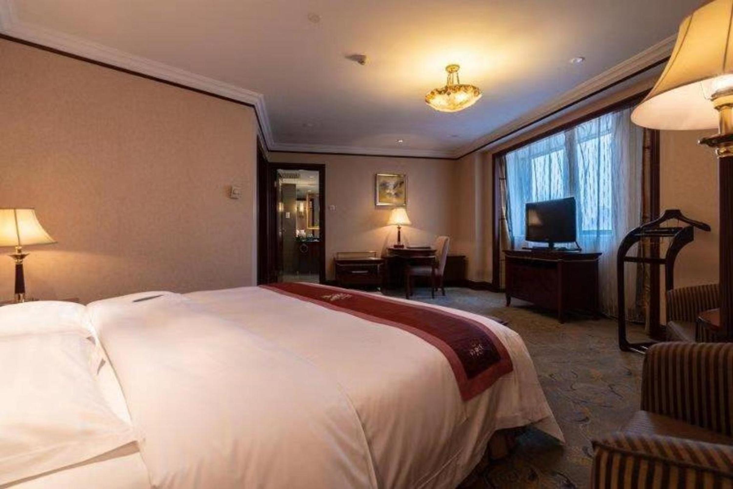Deluxe King Room photo 1