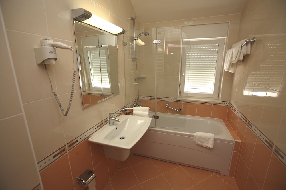 Triple Room, Balcony - Photo 3