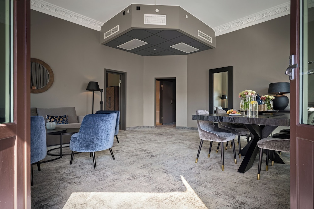 Suite, 1 King Bed, City View