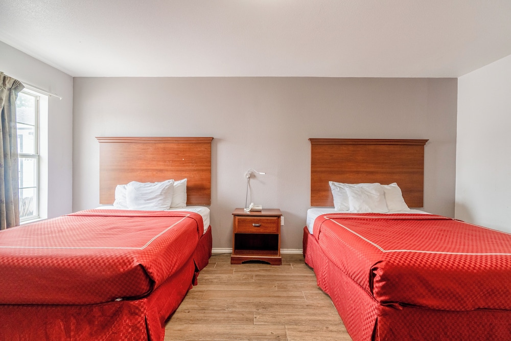 2 Queen Beds with Kitchenette Non-Smoking
