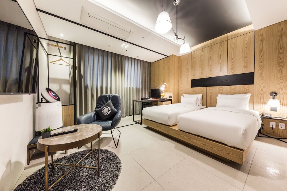 Premier Twin Room, City View