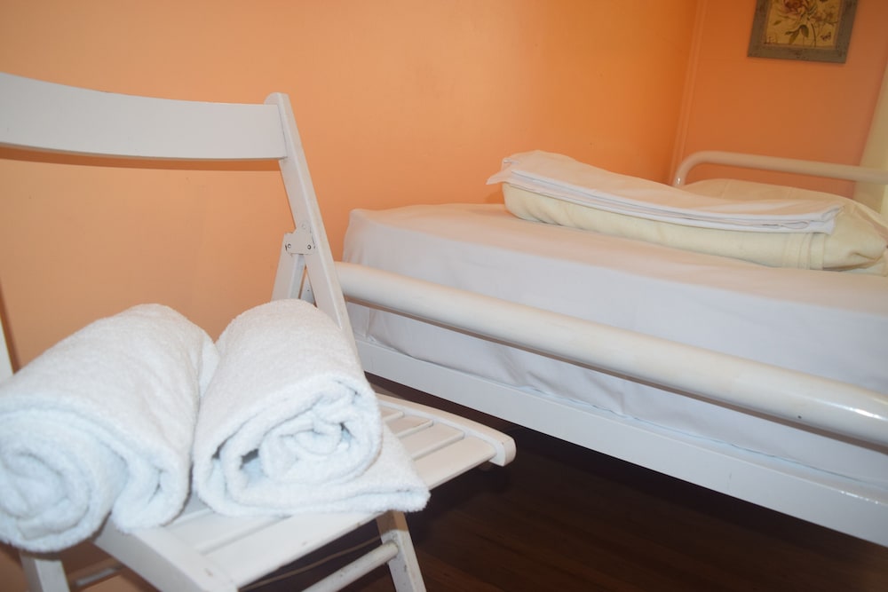 Standard Room, 2 Twin Beds, Non Smoking, Shared Bathroom (with Air Con) photo 2