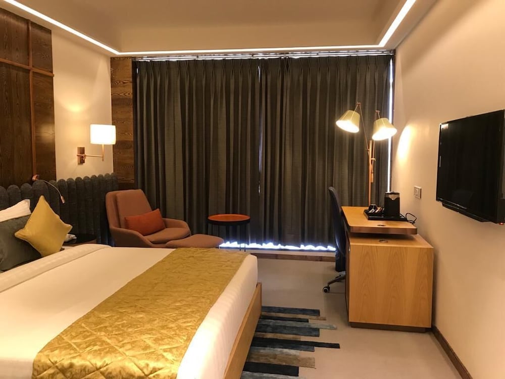 Executive Room, 1 King Bed - Photo 8