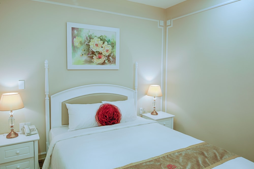 Basic Double Room, 1 Queen Bed, Refrigerator, Corner photo 2