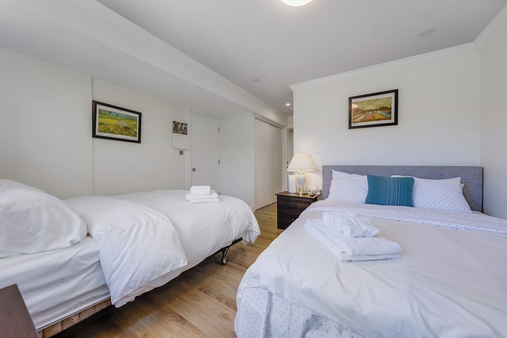 Family Quadruple Room, 2 Queen Beds, Non Smoking photo 2