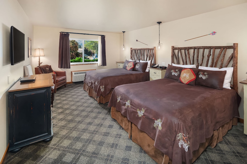 Superior Room, 2 Queen Beds, Mountain View