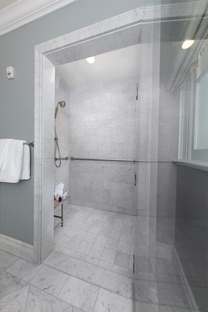 Grand Premier Room, 1 King Bed, Accessible (ADA) photo 3