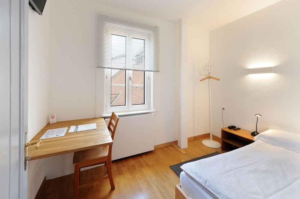 Economy Single Room (External Private Bathroom) photo 3