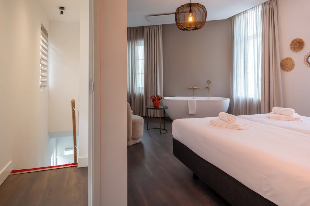Superior Suite, Courtyard View