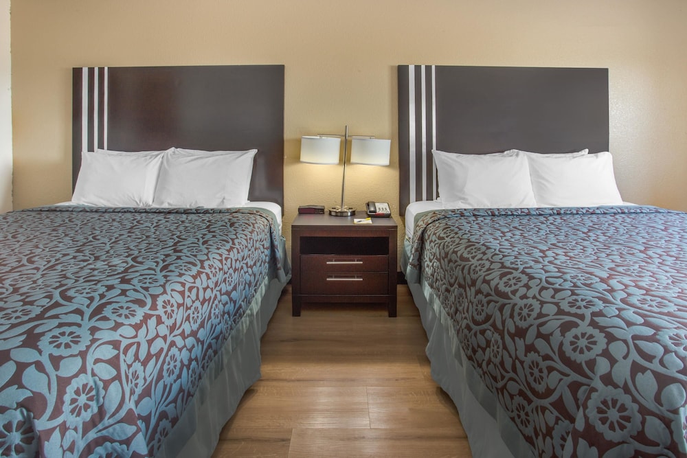 Room, 2 Queen Beds, Non Smoking - Photo 1