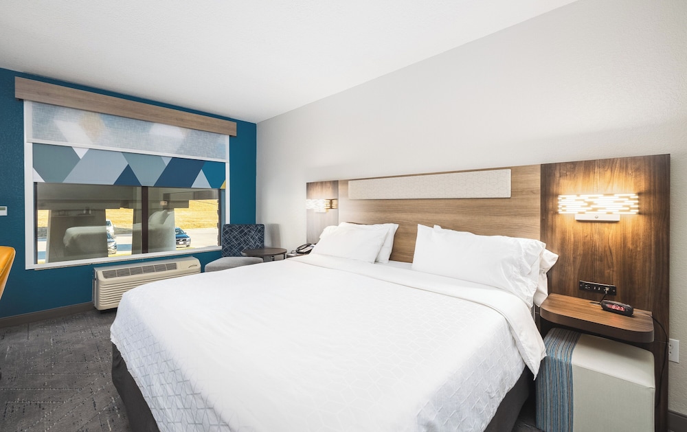 Standard Room, 1 King Bed (with Walk-In Shower) - Photo 3