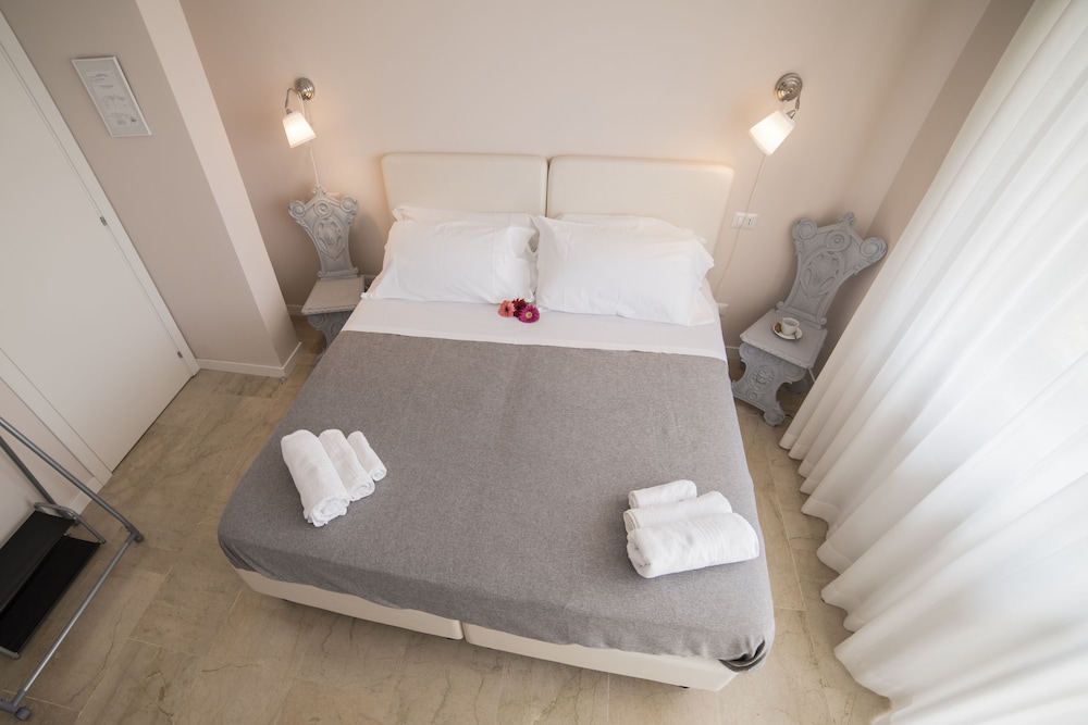 Double Room, 1 Queen Bed (Teatro Politeama)