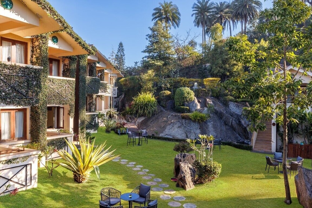 Luxury Room, 1 King Bed, Pool View - Photo 5