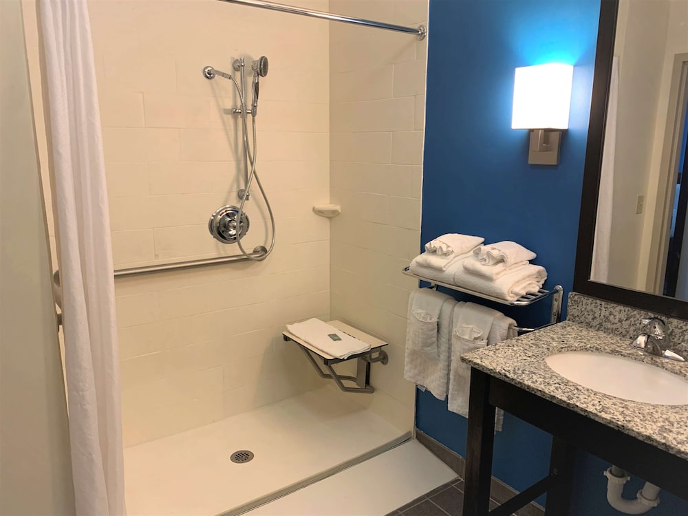 Standard Room, 1 King Bed, Accessible, Non Smoking