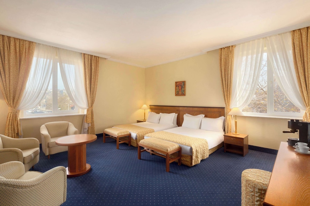 Business Room, 2 Queen Beds, Non Smoking photo 1