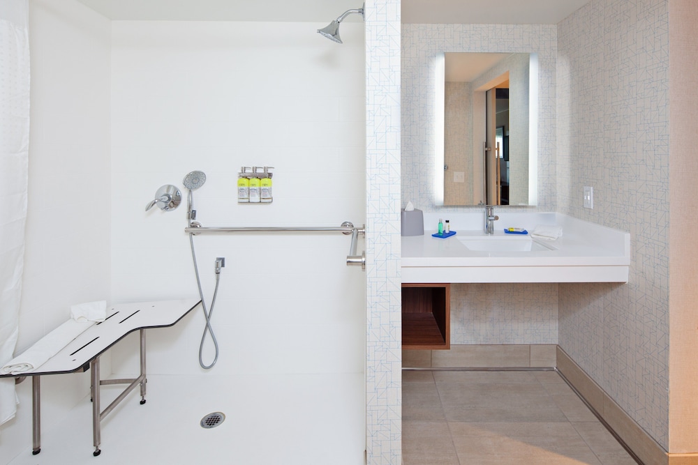 Suite, 1 Queen Bed, Roll-in Shower (Mobility) - Photo 2