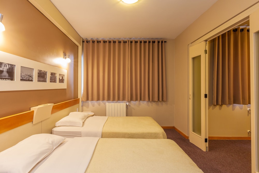 Deluxe Twin Room - Photo 2