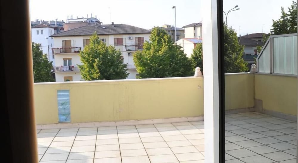 Deluxe Triple Room, Balcony, City View photo 3