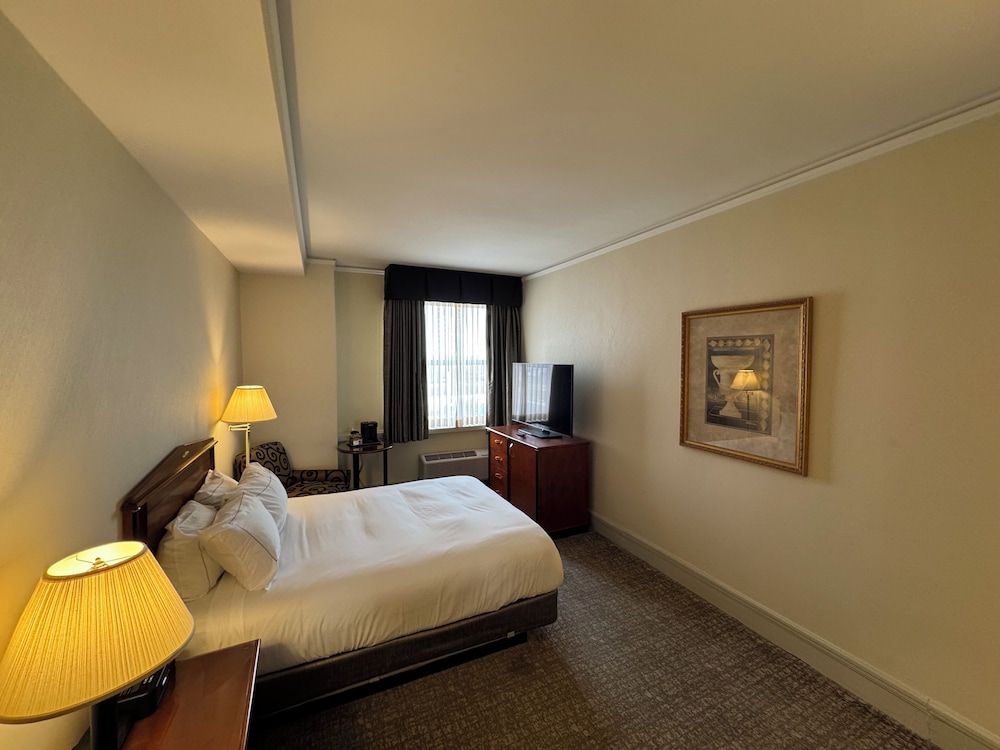 Room (Fountain Square Parlor) photo 1
