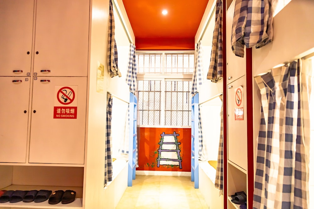Bed in 6-bed Male Dormitory Room photo 3