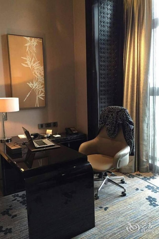 Deluxe Room, 1 King Bed - Photo 1