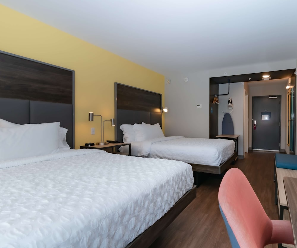 Room, 2 Queen Beds photo 3