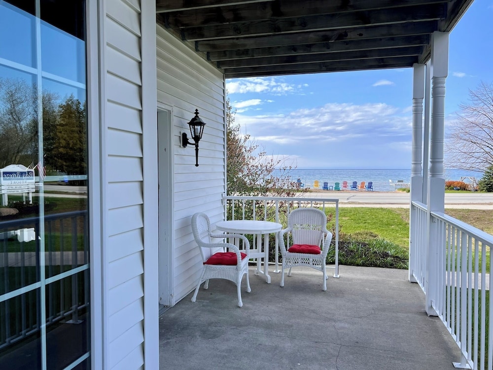 Queen, Partial Harbor View, w/ Rain Shower & Outdoor Table,  First Floor photo 3