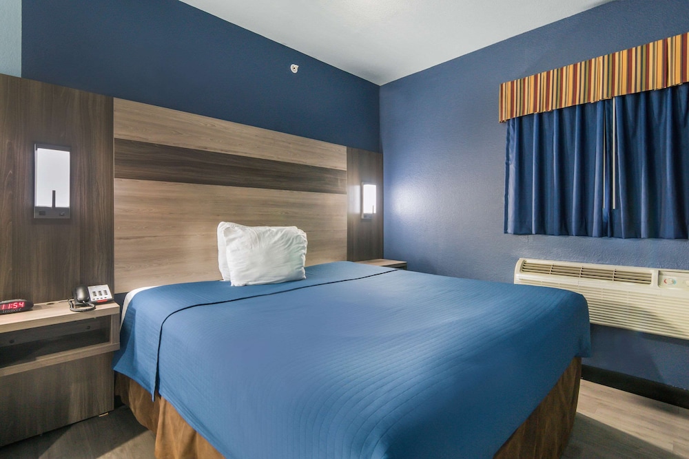Standard Room, 1 King Bed, Non Smoking photo 1