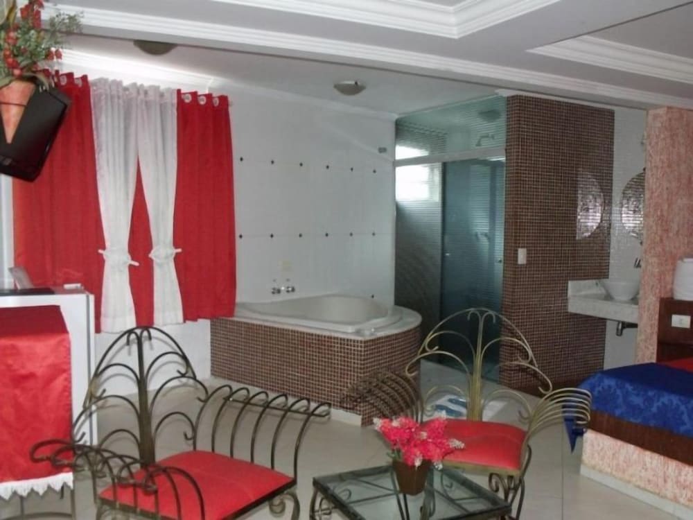 Suite, Jetted Tub (Casablanca) photo 3