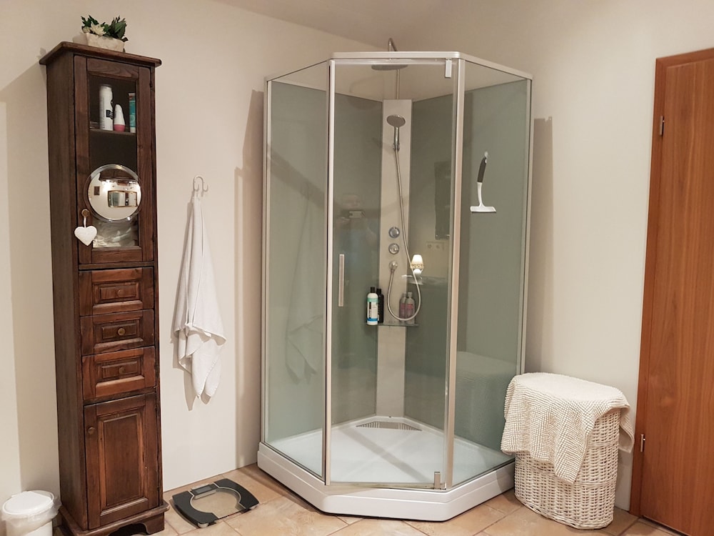 Basic Twin Room, Shared Bathroom photo 3