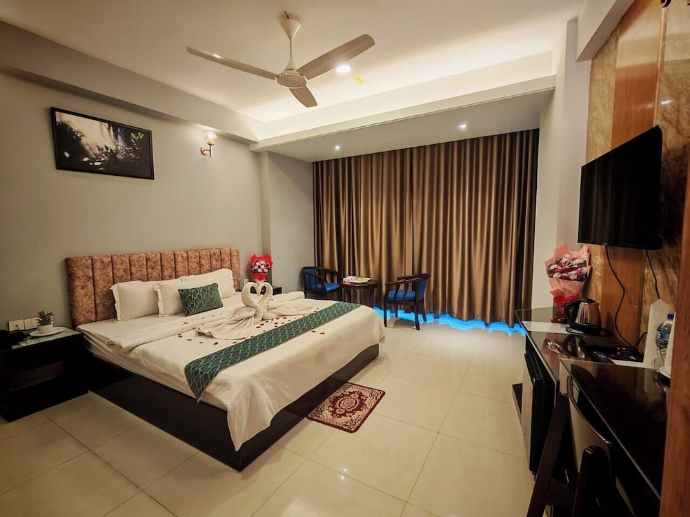 Deluxe Double Room, Balcony, City View photo 2