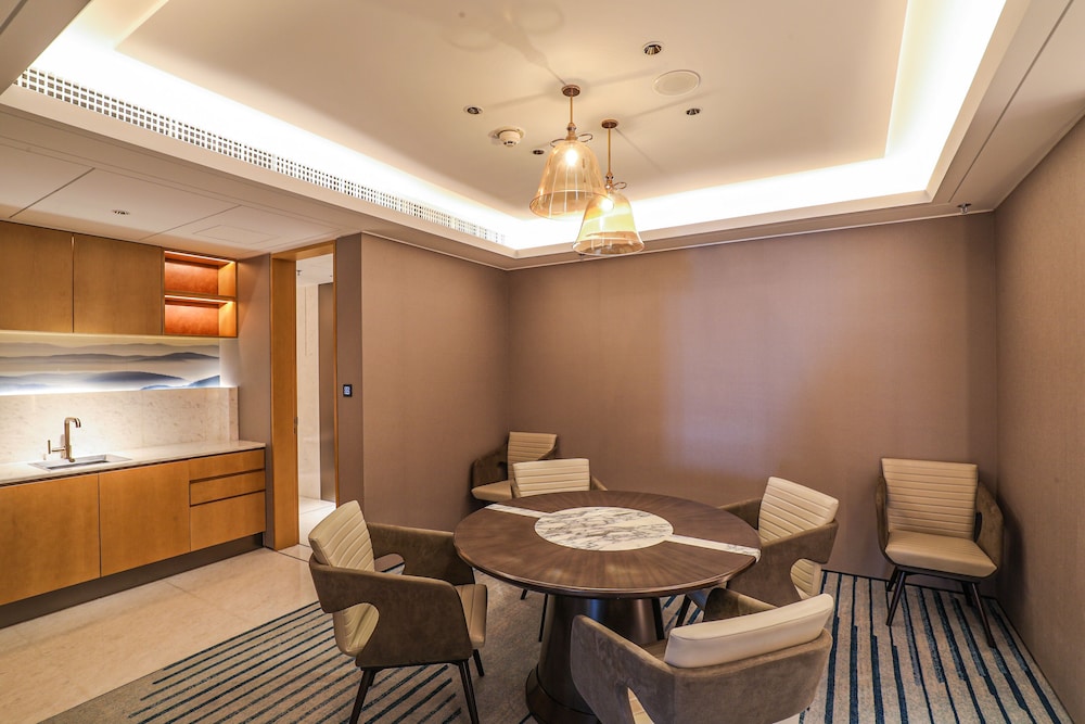 Suite, 1 King Bed - Photo 2