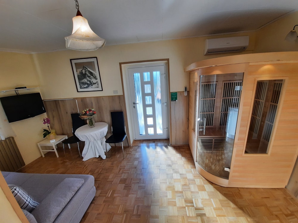 Comfort Apartment, 1 King Bed with Sofa bed, Sauna, Hill View photo 3